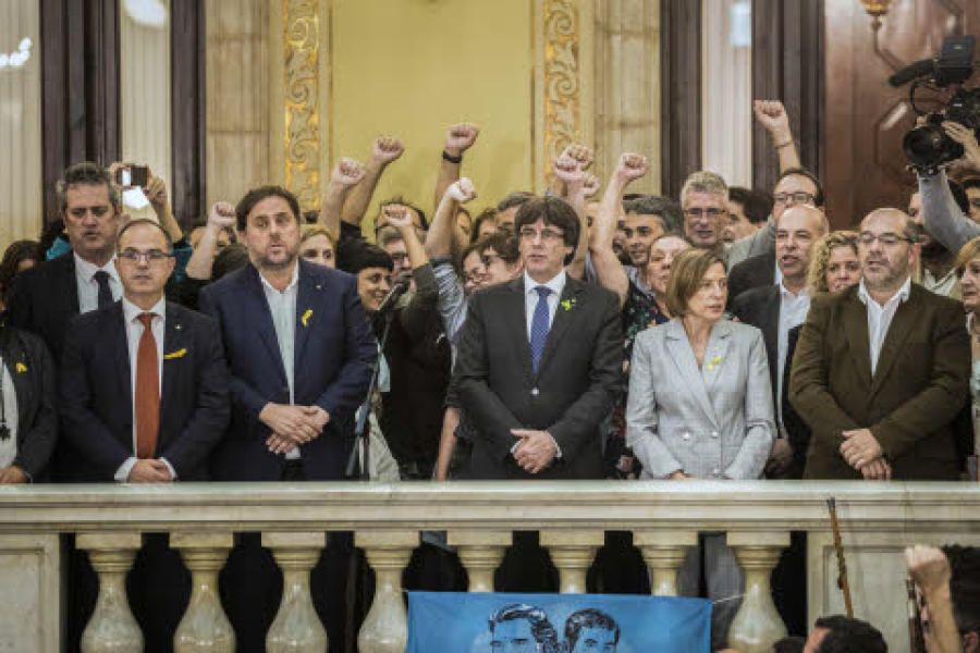 Catalaanse parlementsleden na de zegevierende stemming