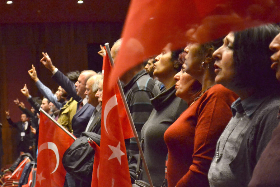 Turkse ultranationalisten brengen de Grijze Wolvengroet.