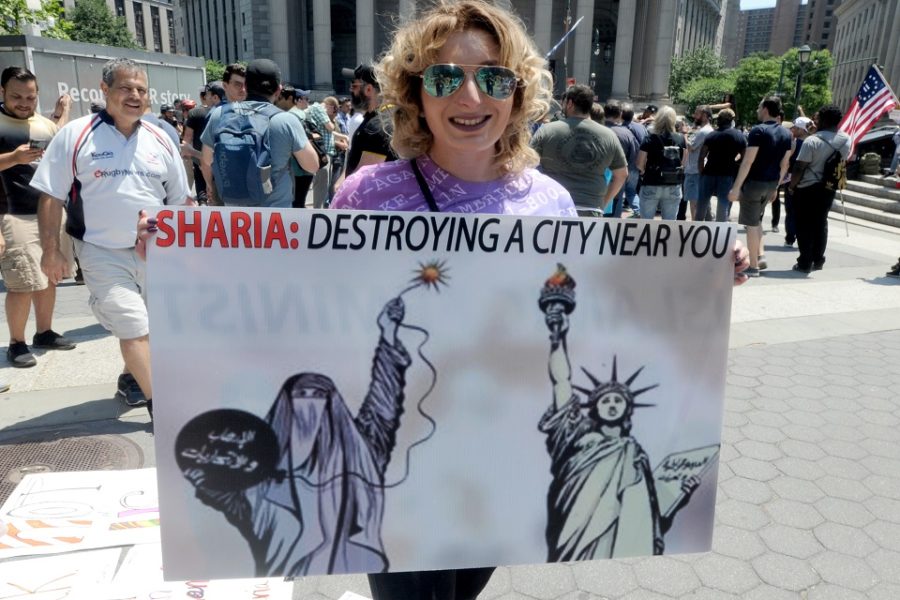 Een manifestante tijdens een betoging tegen de sharia in NY