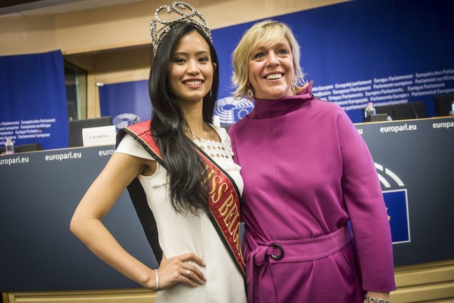 Hilde Vautmans leidt Miss België Angeline Flor Pua rond in het Europees
Parlement.