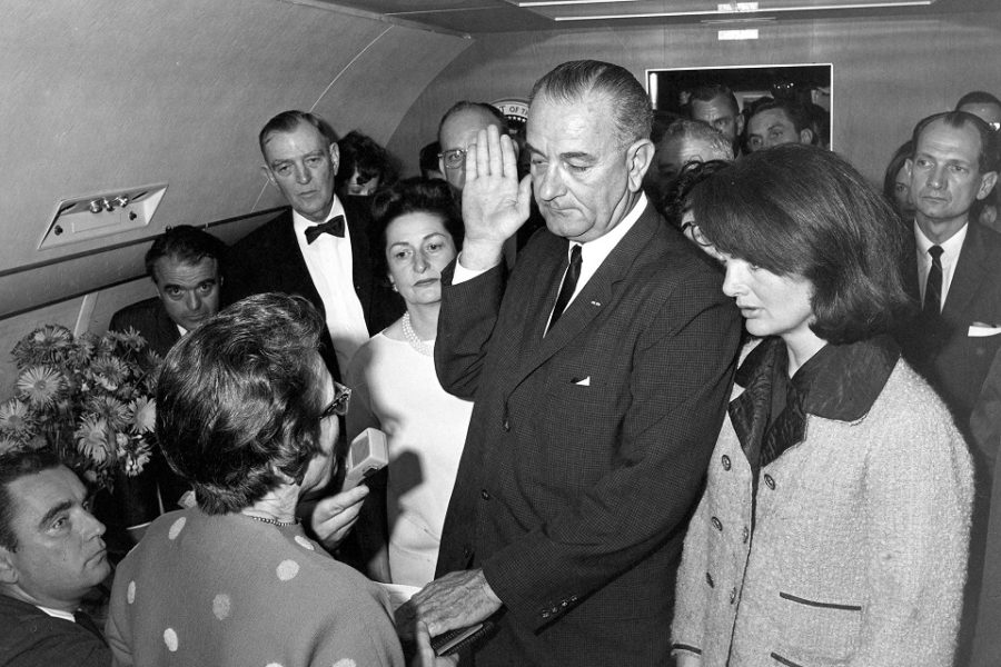 Rechter Sarah T. Hughes neemt de eed af van Lyndon Baines Johnson rond 14u40 aan
boord van Air Force One in Love Field in Dallas.