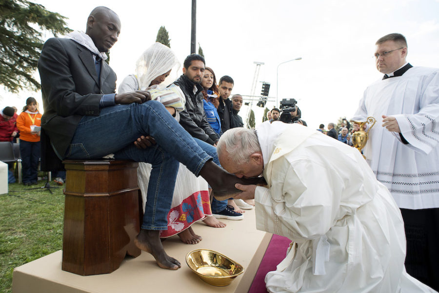 Paus Franciscus wast de voeten van moslims in Italië.