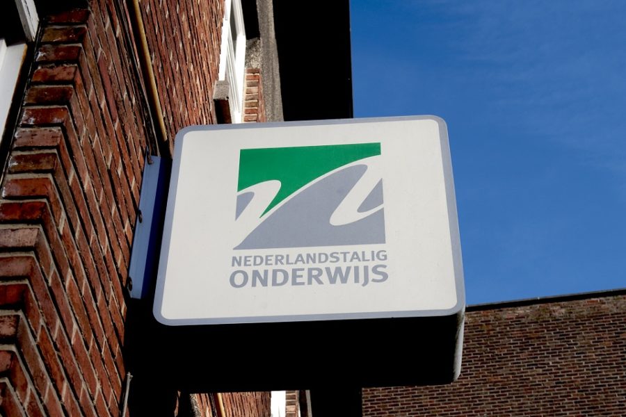 Logo aan een Nederlandstalige school in Brussel.