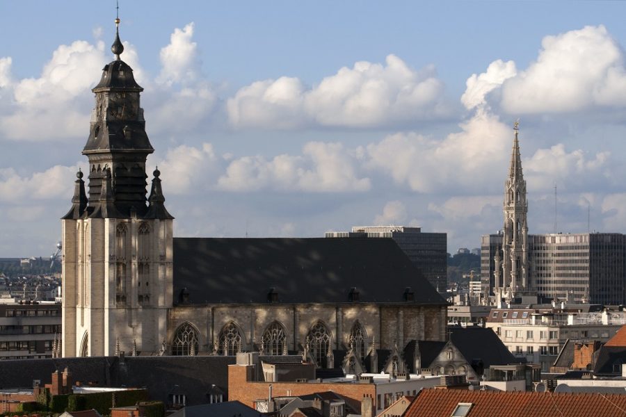 Kerk en staat, Kerk en Belfort, en vandaag kerk, belfort en kantoorgebouwen in
Brussel.