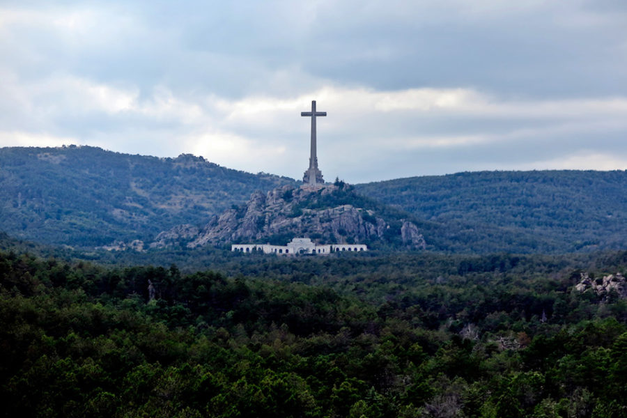 Het kruis boven het praalgraf van Franco: 155 m hoog, 44 m breed.