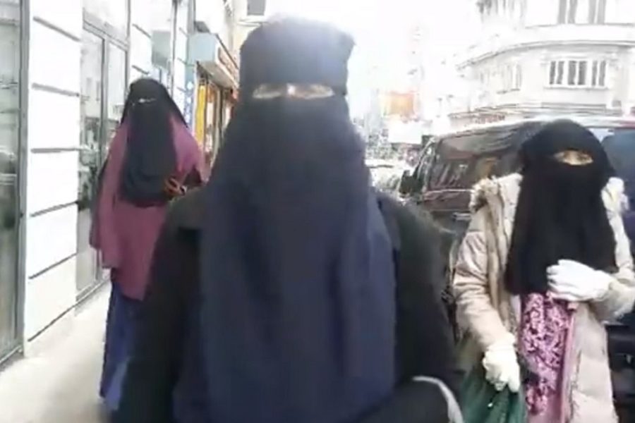 Op de foto, vrouwen in Wenen die een nikab dragen als protest. Ze oefenden het
recht uit om van de mooie stad te genieten. De Nikab is verboden in Oostenrijk.
