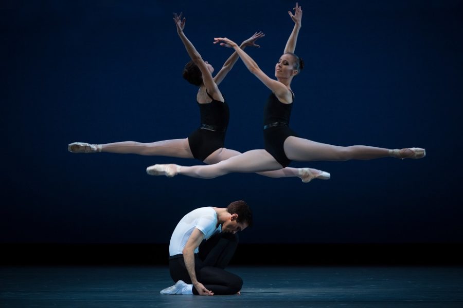 30 October 2018, Dresden: Dansers Chiara Scarrone (l-r), Michael Tucker en
Chantelle dansen ‘Four Temperaments’ tijdens een repetitie.