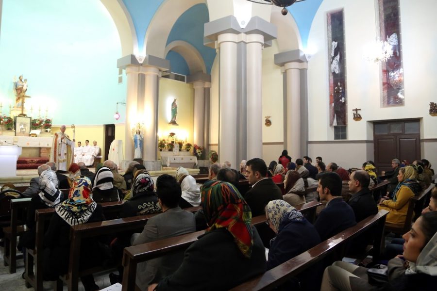 Christenen tijdens een viering van Kerstmis in Teheran in de Chaldeeuwse kerk.