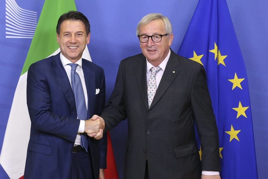 Italiaans premier Guiseppe Conte en Commissievoorzitter Jean-Claude Juncker