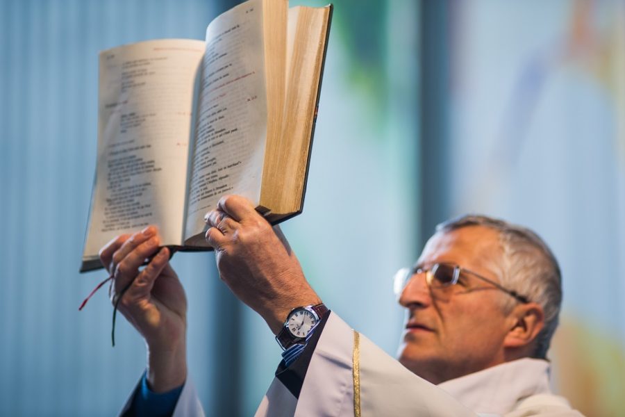 Dit is een priester met een bijbel. Niet de hoofdredacteur van De Standaard met
het exemplaar van morgenvroeg.