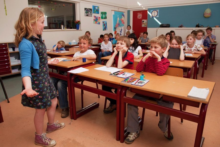 Een Nederlandse lagere school, een meisje geeft een spreekbeurt.