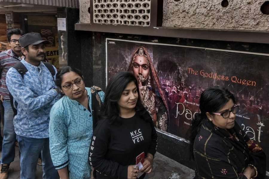 Indiërs schuiven aan voor de film Padmâvat in Kolkata