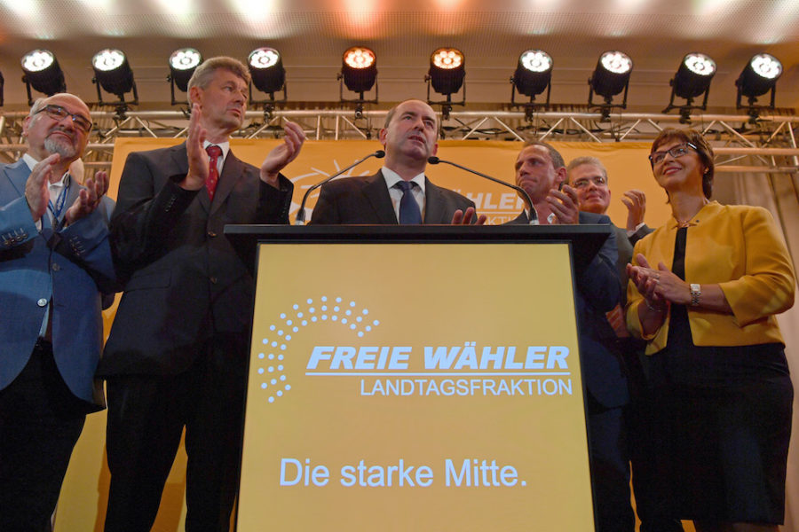 Partijkopstukken van de Freie Wähler vieren hun succes bij de jongste regionale
verkiezingen in Beieren.
