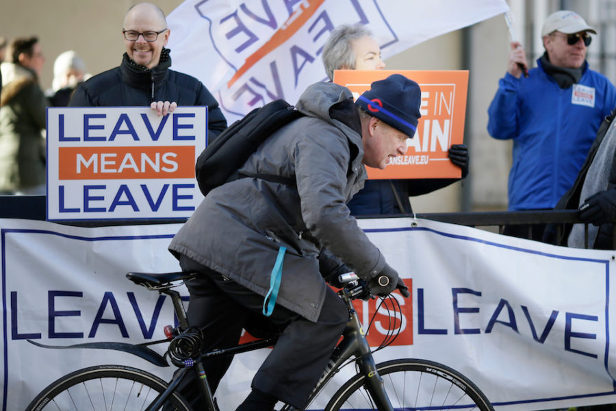 Boris Johnson fietst voorbij brexitaanhang.