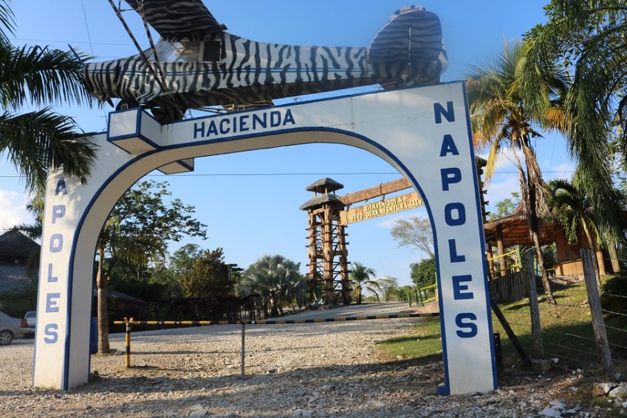 De toegangspoort van Escobars Hacienda Napoles