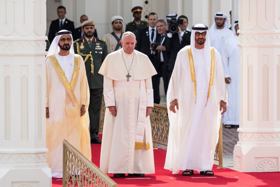 Paus Franciscus wordt verwelkomd door Sjeik Mohammed bin Rashid Al-Maktoum (L)
en de kroonprins van Abu Dhabi Mohammed bin Zayed al-Nahyan (R)