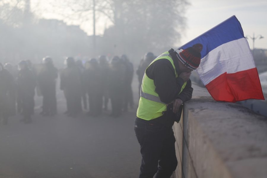 Geel Hesje in Parijs, met de politie
