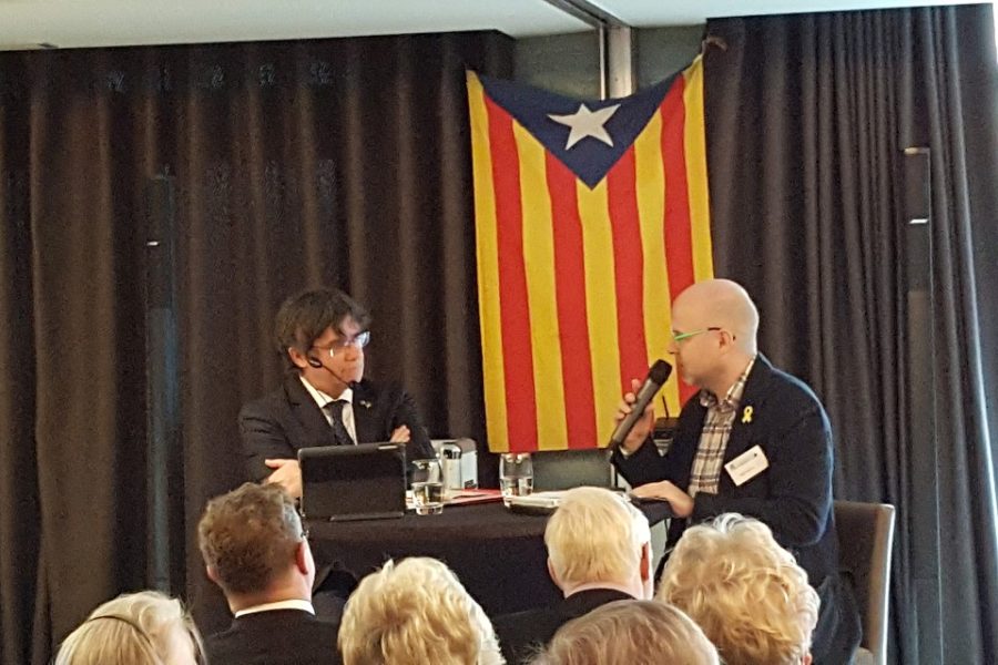 Carles Puigdemont in gesprek met Karl Drabbe voor Pro Flandria