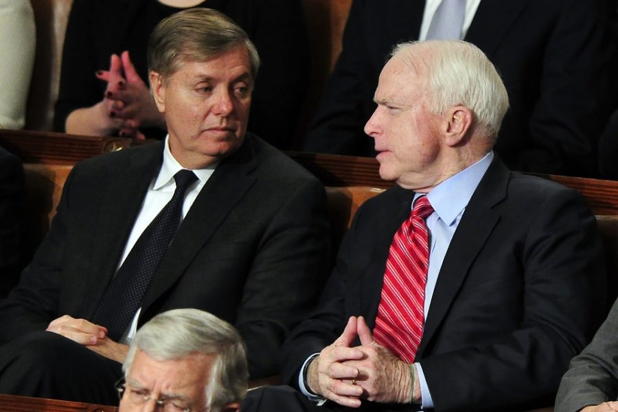 Lindsay Graham (l.) met John McCain in 2010. Van conservatief buitenbeentje tot
CPAC-ster