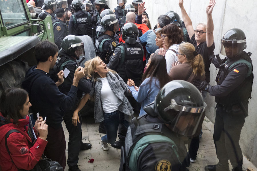 Guardia Civil treedt op tegen vreedzame kiezers bij het Catalaanse
onafhankelijkheidsreferendum van 1 oktober 2017.