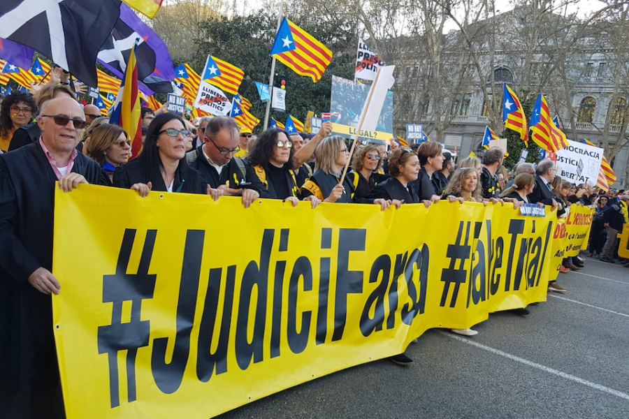 Het politieke proces tegen de Catalaanse gevangenen is een #faketrial, vinden de
betogers. (Madrid, 16 maart 2019)