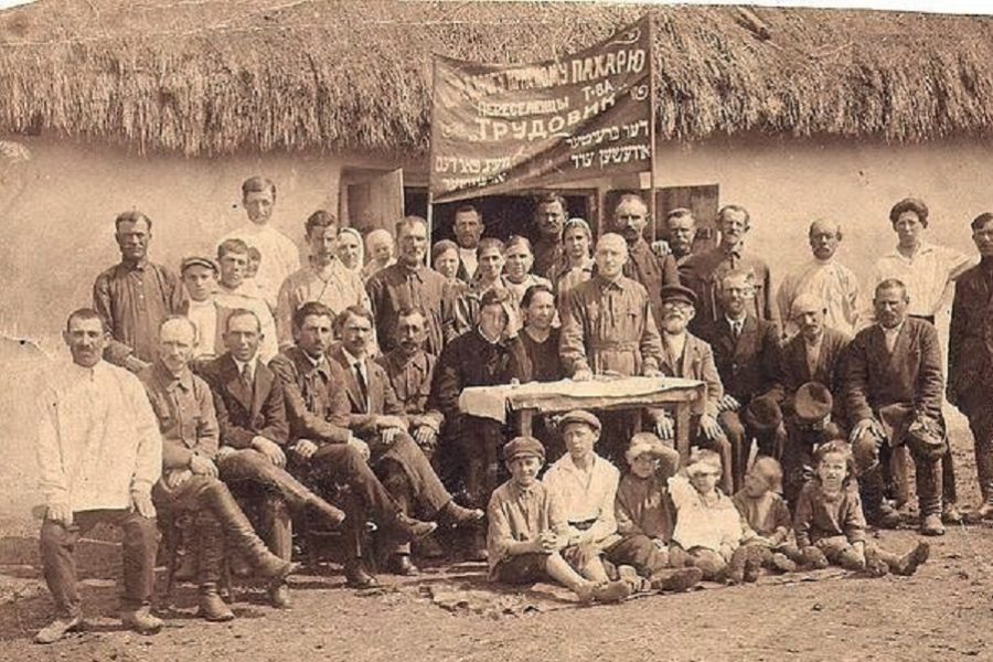Leden van de joodse commune ‘Rode landbewerker’ (Красный пахарь) in het noorden
van de Krim, omstreeks 1929