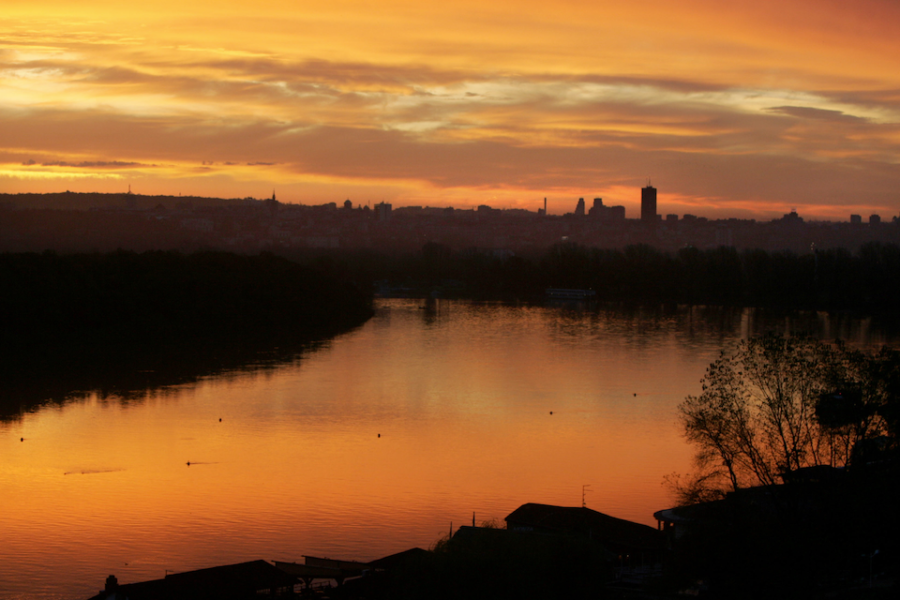 De Donau in Belgrado bij valavond.