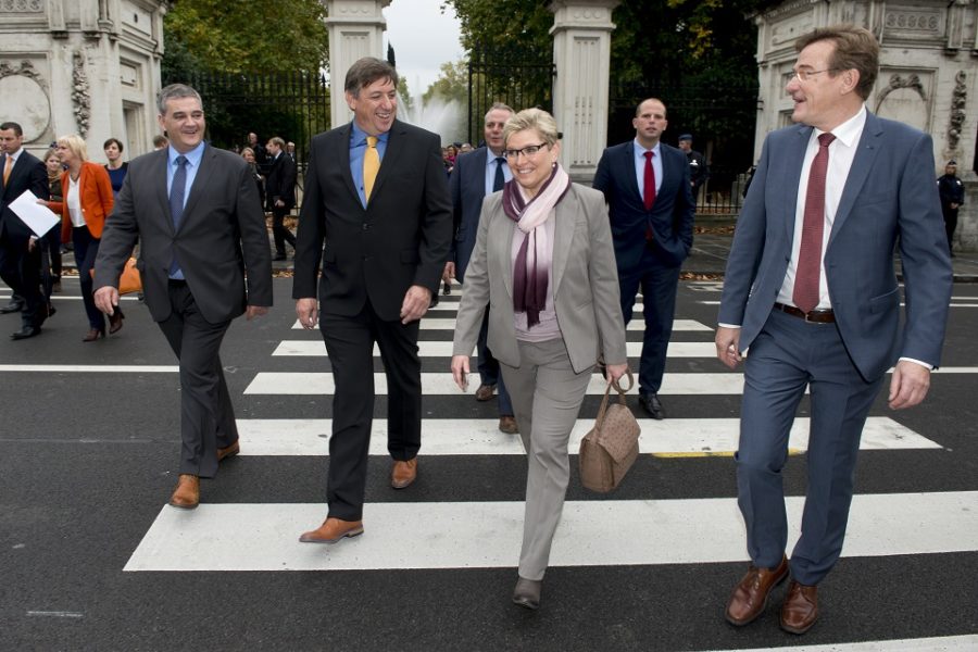 11 oktober 2014 – N-VA ministers keren terug van hun eedaflegging op het paleis,
Steven Vandeput, Jan Jambon, Elke Sleurs, Theo Francken en Johan Van Overtveldt.