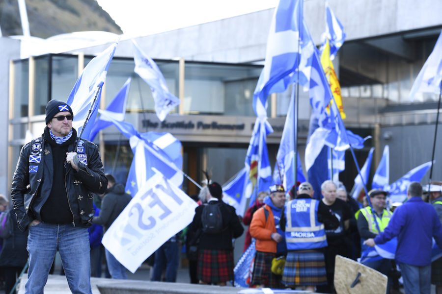 Betogers voor een tweede Schotse onafhankelijkheidsreferendum voor het Schotse
parlement in Edinburgh.