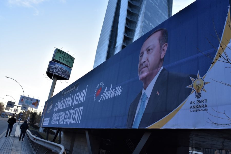 De Turkse president Erdogan heeft na de voor hem tegenvallende
gemeenteraadsverkiezingen redenen tot knarsetanden.