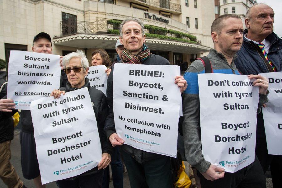 Protest tegen de antihomowetten in Brunei aan de deuren van het Dorchester Hotel
in Londen.