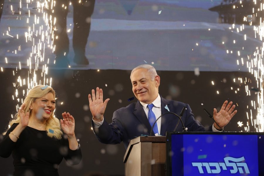 ‘King Bibi’ viert zijn overwinning, die van hem de langst regerende Eerste
Minister in Israëls geschiedenis maakt