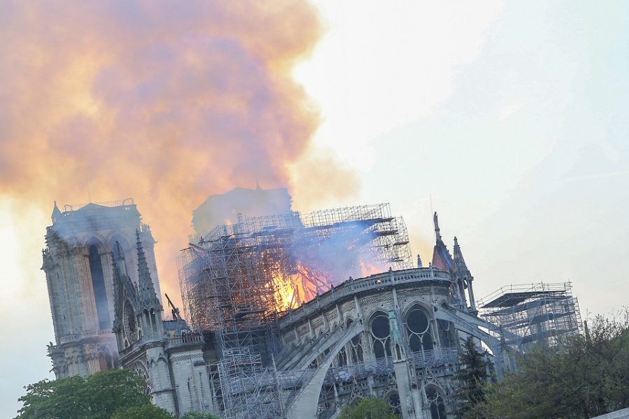 De brandende Notre Dame in Parijs.