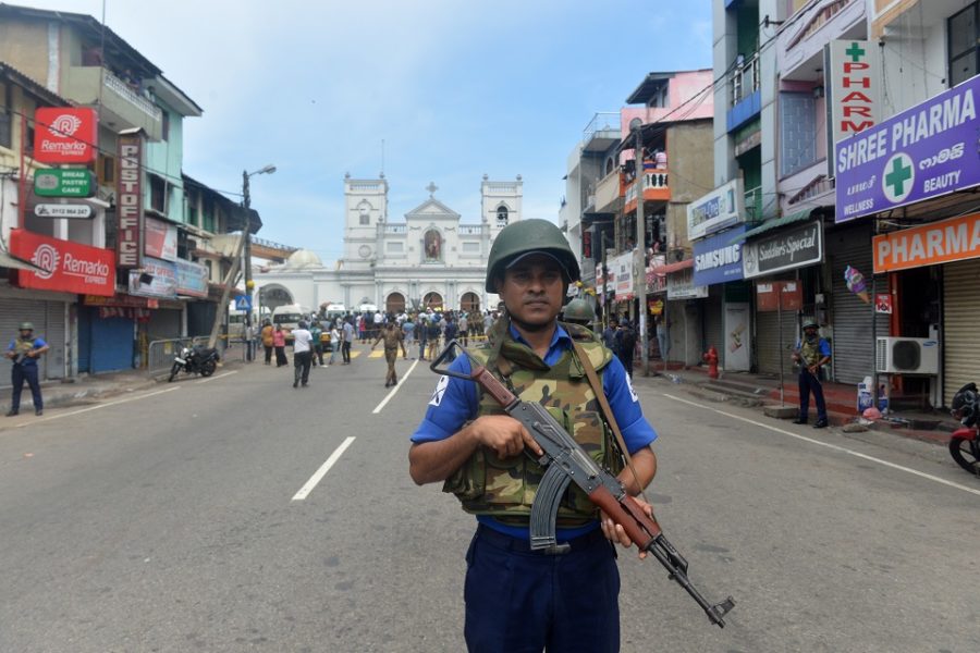 Een soldaat houdt de wacht voor de kerk van Sint Antonius in Colombo na de
aanslag tegen de kerk.