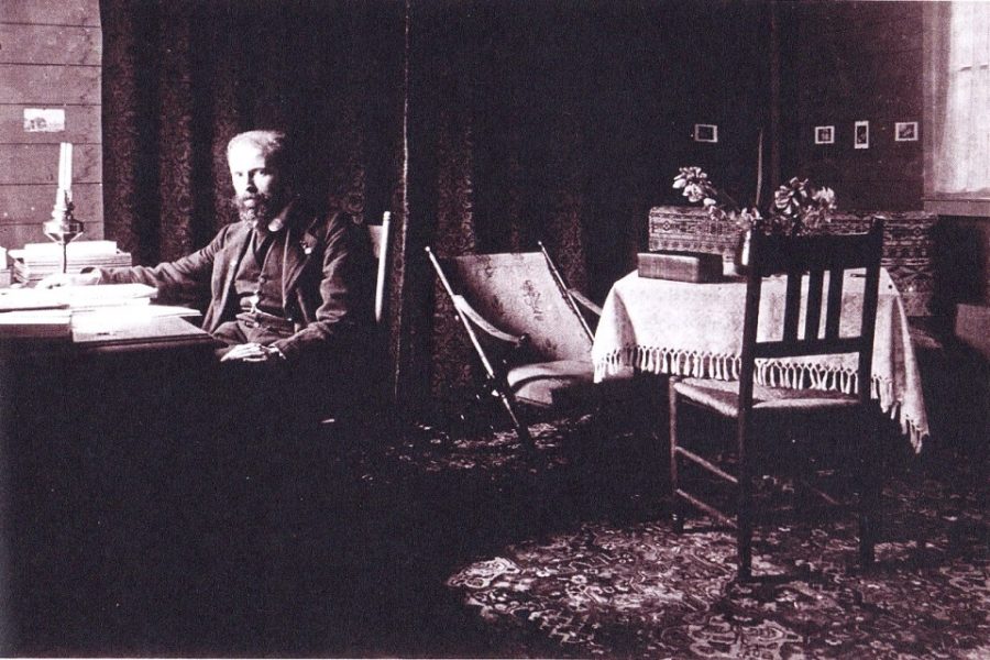 Karel Van den Oever aan zijn schrijftafel.