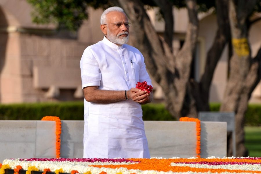 Herkozen premier Narendra Modi brengt hulde bij het monument voor Gandhi voor de
eedaflegging