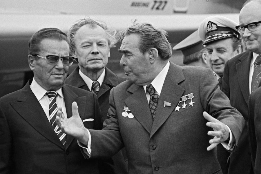 Josip Tito, president van Joegoslavië (links) en Leonid Brezjnev,
secretaris-generaal van de communistische partij van de Sovjet-Unie (met
medailles), 1971.