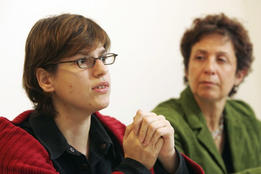 Tinne Van der Straeten (Groen, links) en Marie Nagy (Ecolo, rechts) tijdens een
persconferentie in 2005.