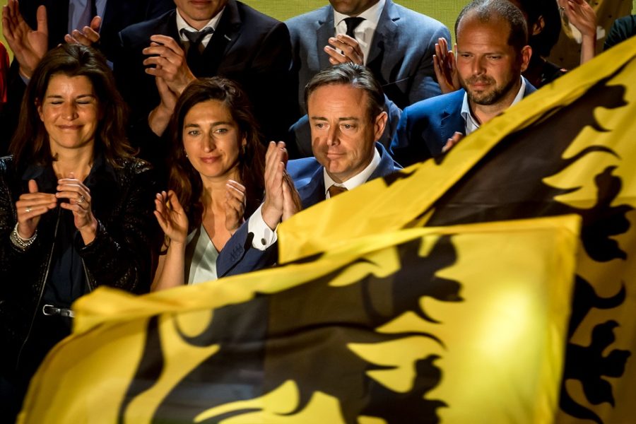 N-VA -voorzitter Bart De Wever op de verkiezingsavond. Hij framede de uitslag
onmiddellijk als ‘confederaal’.