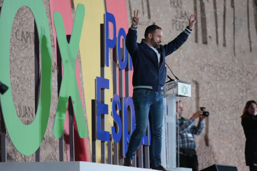 Vox-voorzitter Santiago Abascal op de slotmeeting van de campagne. Op de
achtergrond: ‘Voor Spanje’.