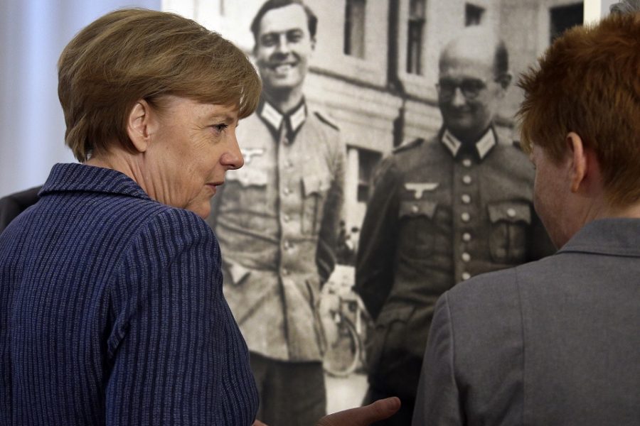 Angela Merkel kijkt naar een foto van Stauffenberg (l.)