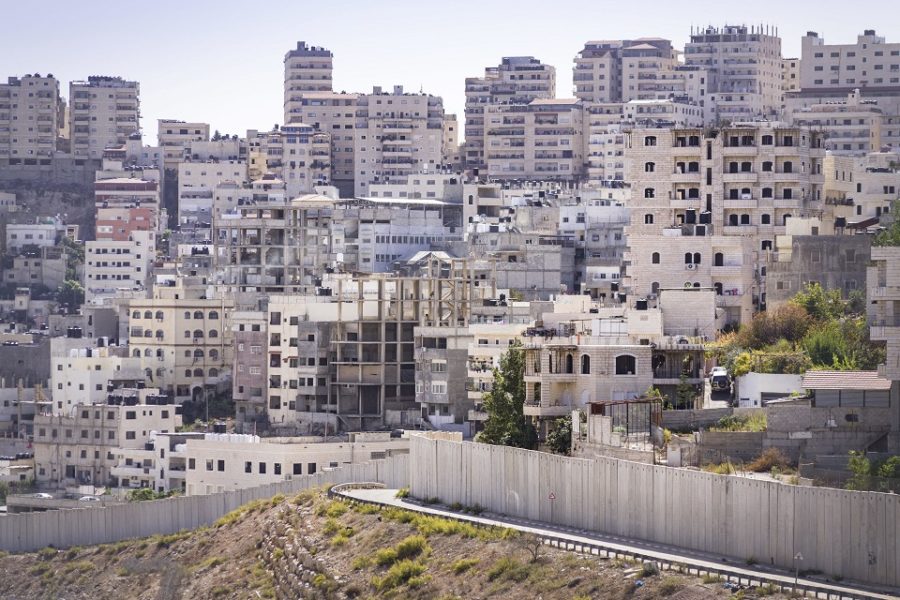 Een ommuurde Arabische wijk in Oost-Jeruzalem.