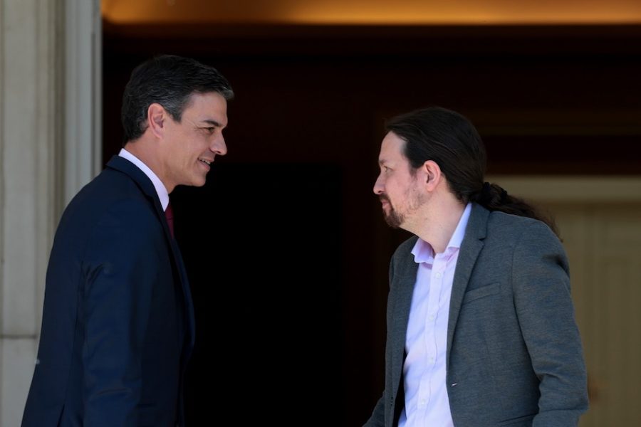 Ze zouden tezamen een Spaanse regering moeten vormen, maar na drie maanden lukt
het Sánchez (PSOE) en Iglesias (Podemos) nog steeds niet.