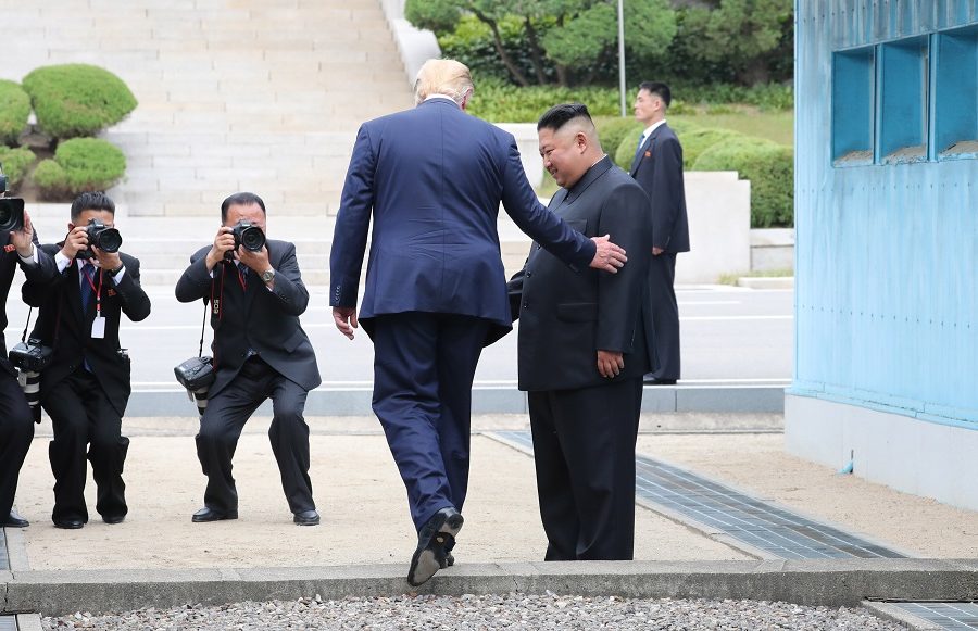 Trump stapt de Noord-Koreaanse grens over