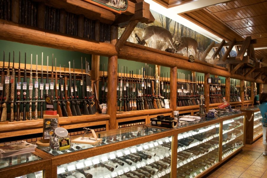 Een wapenafdeling in een Amerikaanse supermarkt. Vrij wapenbezit door burgers is
een grondwettelijk recht in de VS.