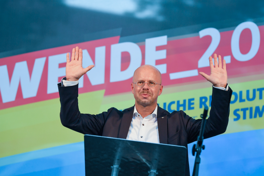 Andreas Kalbitz, voorzitter van AfD Brandenburg, voor de centrale
champagneslogan ‘Wende 2.0’, die pleit voor een ‘vervollediging’ van de Wende
van 1989.