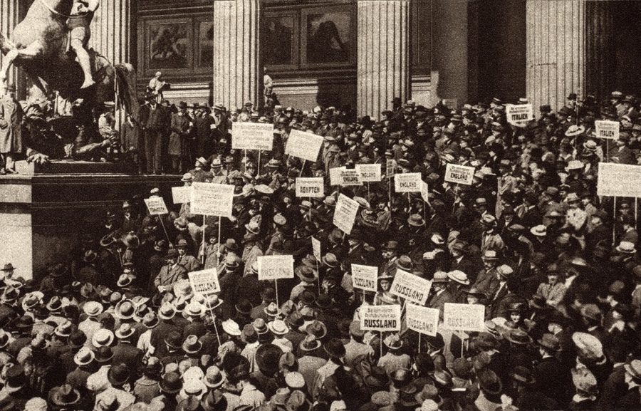 Friedrich Naumann leidt een protest tegen de economische voorwaarden van het
Verdrag van Versailles in 1919. Neumann staat net rechts van het standbeeld.