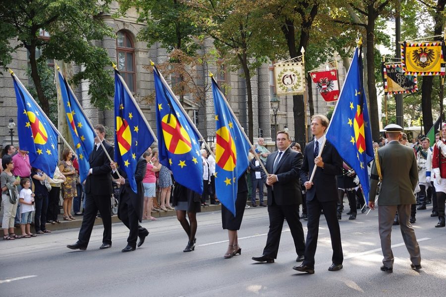 Vlaggen van de Paneuropese Unie bij de begrafenis van Otto von Habsburg