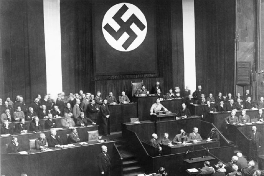 Hitler spreekt de Reichstag toe in 1933