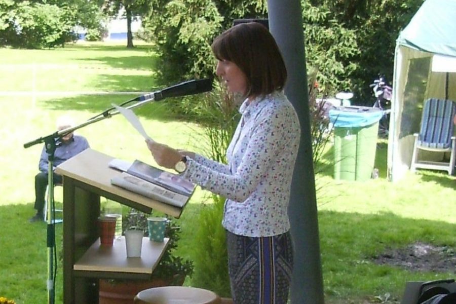 Delphine Lecompte leest voor op Het park vertelt in Oosterbeek.